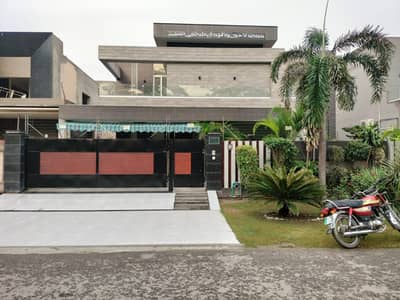 ONE KANAL BEAUTIFULL HOUSE AVAILABLE FOR RENT IN DHA PHASE 4