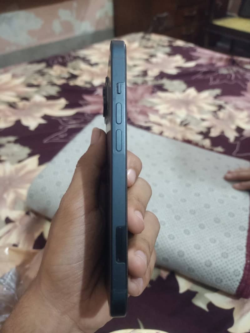 Apple iPhone 13 2