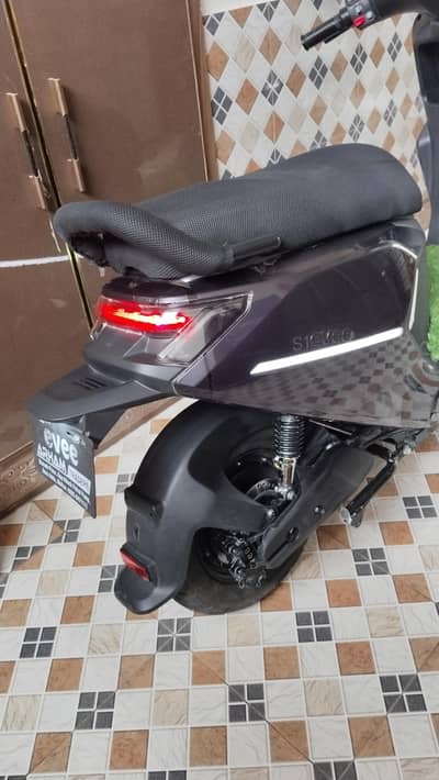 Like New Evee Si Scooty|1100 KM| Laminated & Seat Cover Installed