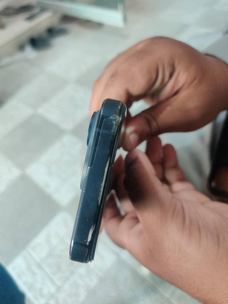 Apple iPhone 15 Pro 4