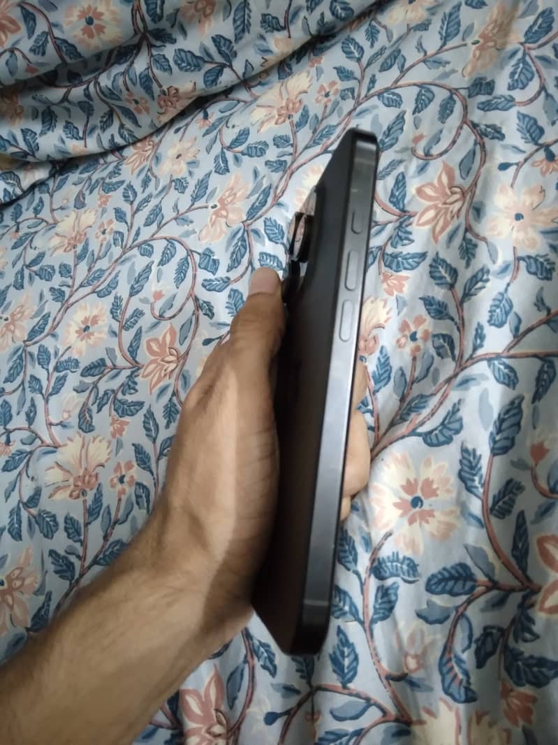 Apple iPhone 16 Pro 2