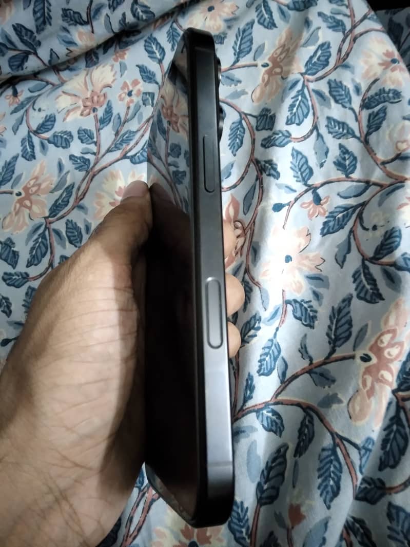 Apple iPhone 16 Pro 3