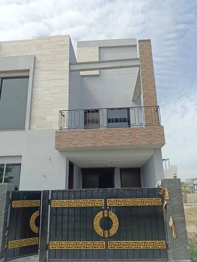 I SELL 5 MARLA SLIGHTLY USED HOUSE IN BAHRIA ORCHARD LAHORE. PHASE 1 EASTERN EXT BLOCK. 160 PRICE IS ALMOST FINAL. A LITTLE BIT NEGOTIABLE WITH TOKEN