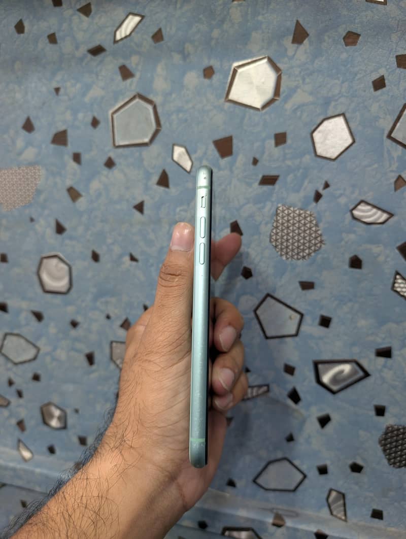 Apple iPhone 11 4