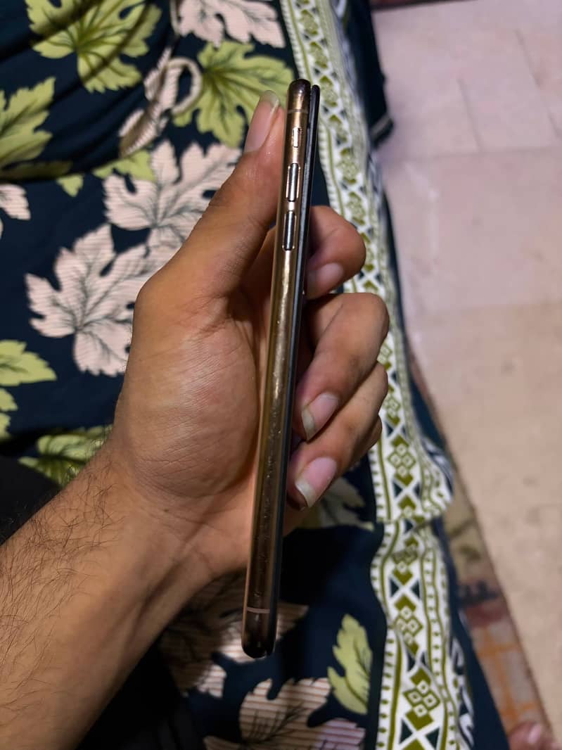 Apple iPhone XS Max 1