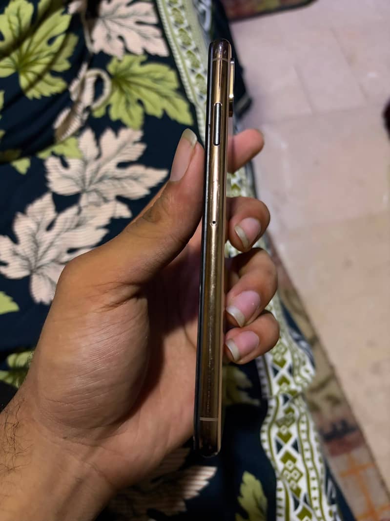 Apple iPhone XS Max 3