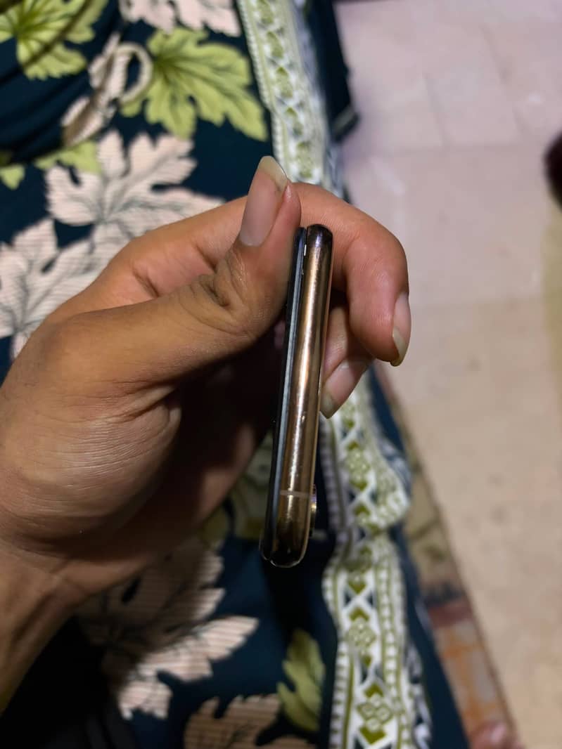 Apple iPhone XS Max 5