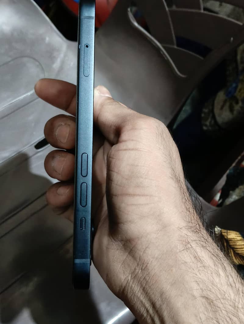 Apple iPhone 13 5