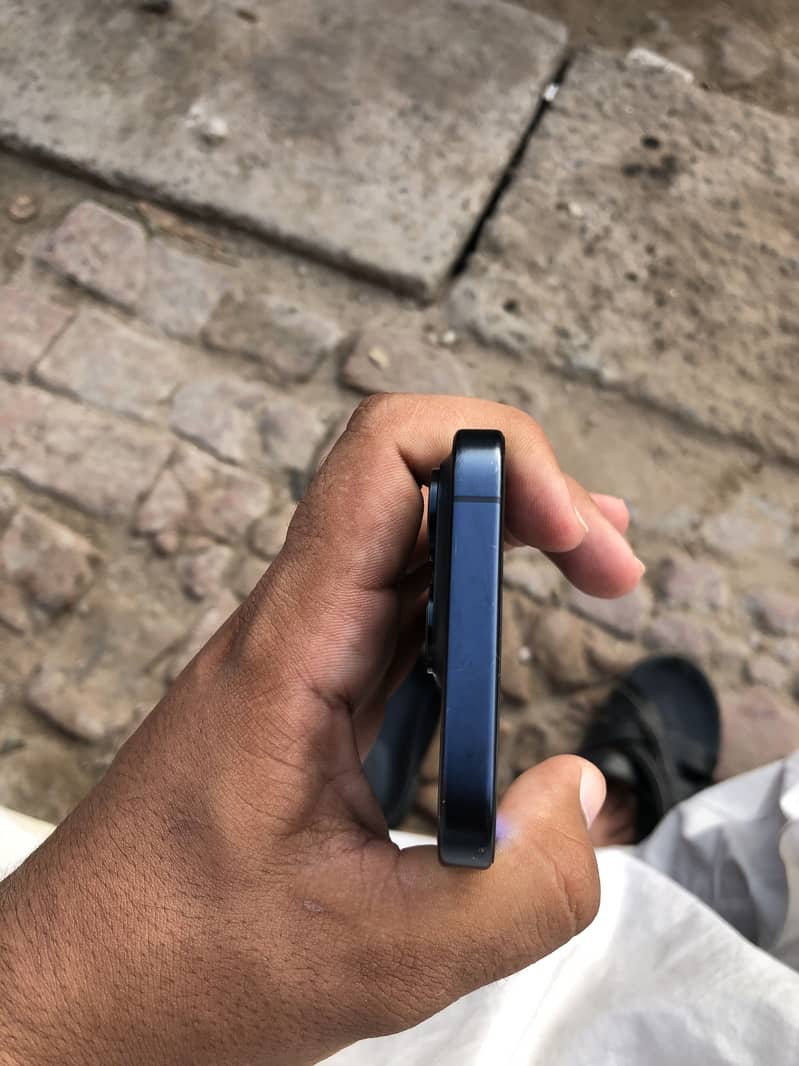 Apple iPhone 15 Pro 4