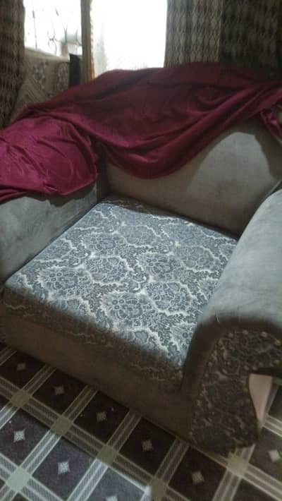 5 seater sofa set urgent for sell used 10/9 condition RWP or ISL