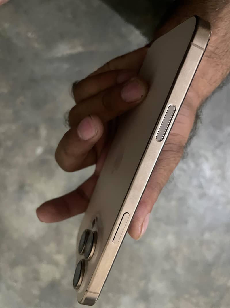 Apple iPhone 16 Pro Max 4