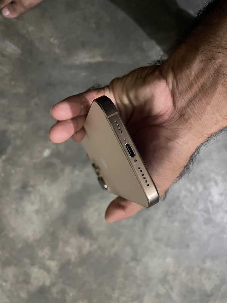 Apple iPhone 16 Pro Max 9