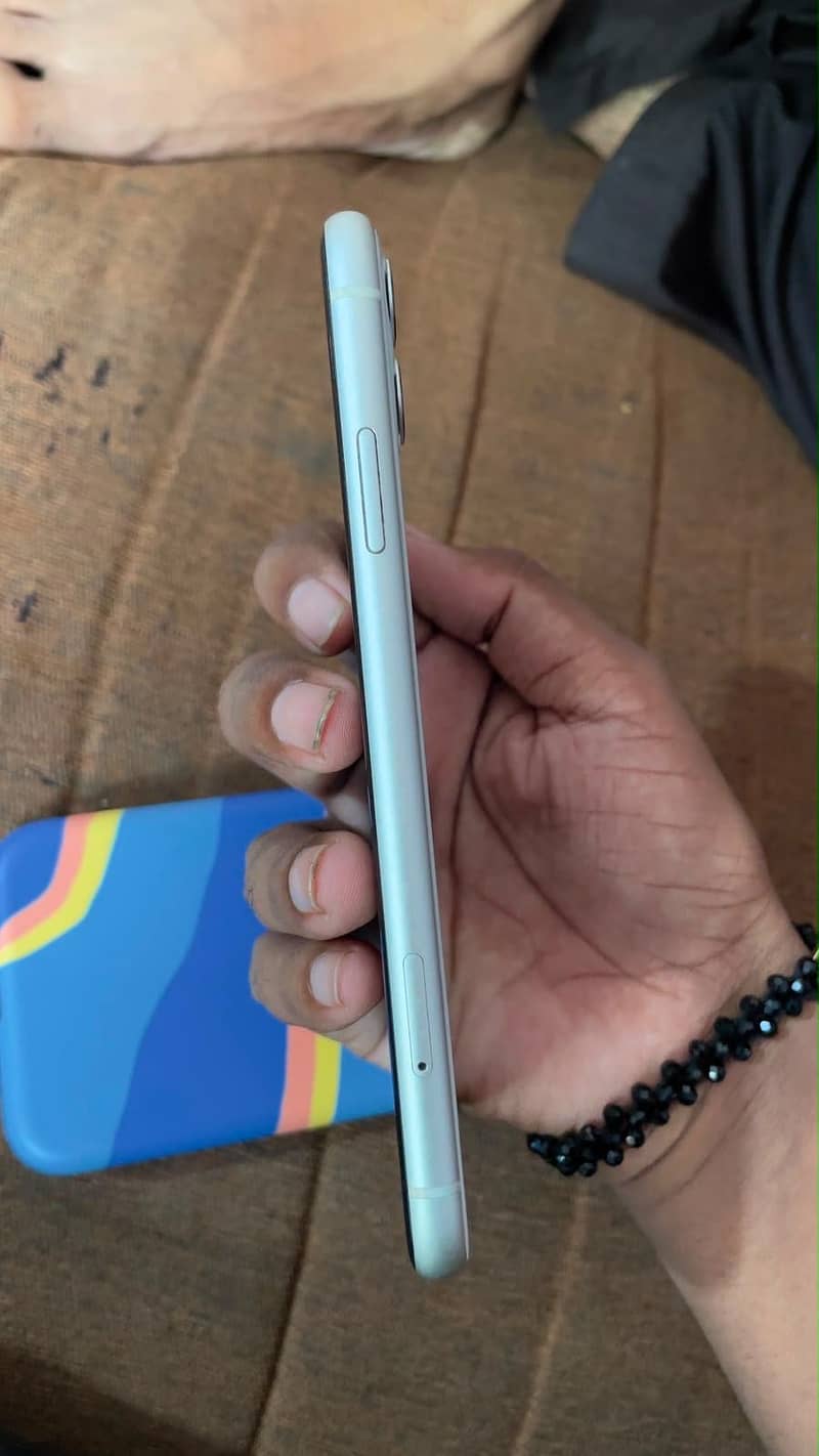 Apple iPhone 11 4