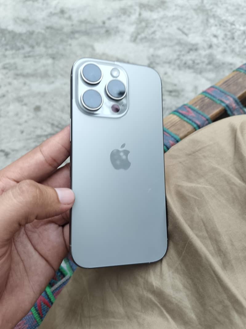 Apple iPhone 16 Pro 2