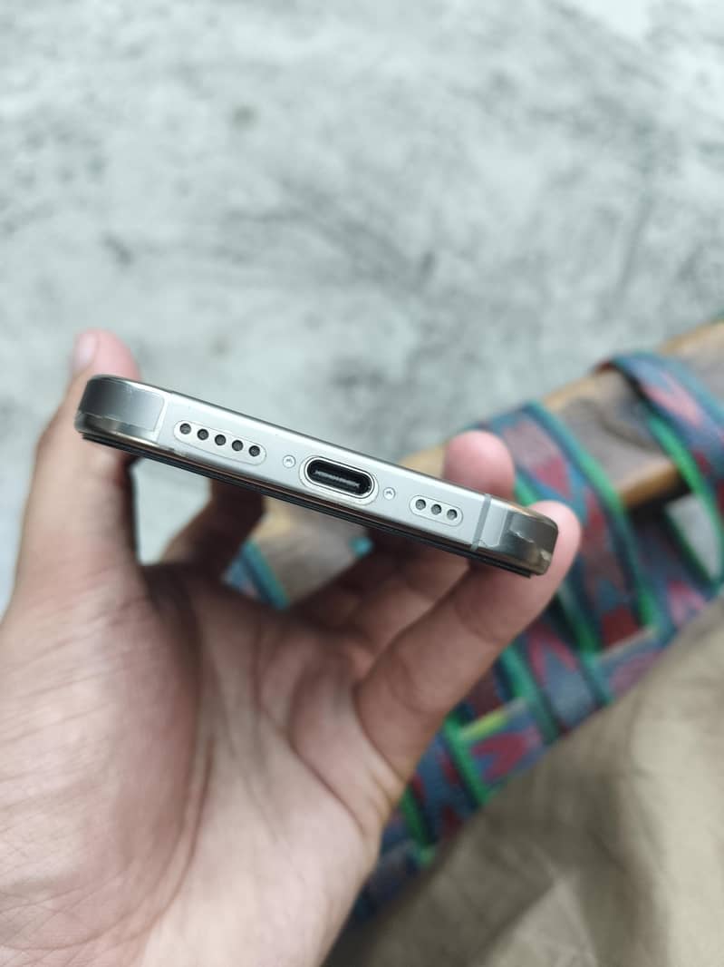 Apple iPhone 16 Pro 3
