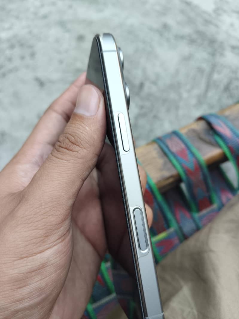 Apple iPhone 16 Pro 4