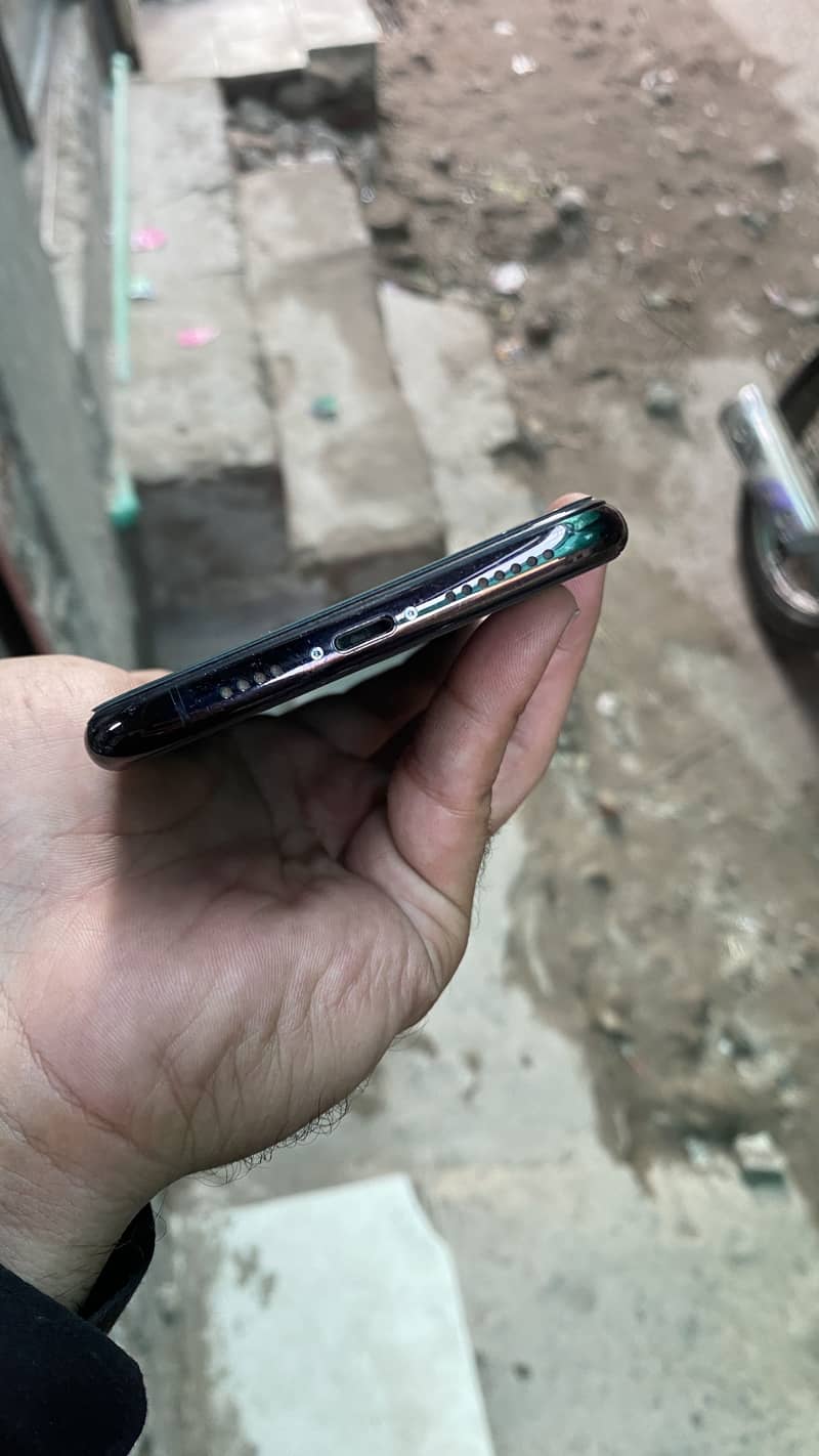 Apple iPhone 11 Pro Max 4