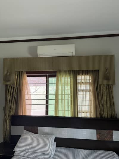 2x Classic Golden Jacquard Curtains with Valance & Tiebacks”