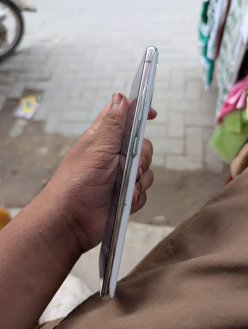 Samsung Mobile S20 FE 4