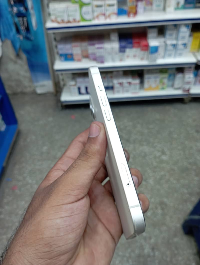 Apple iPhone 13 4