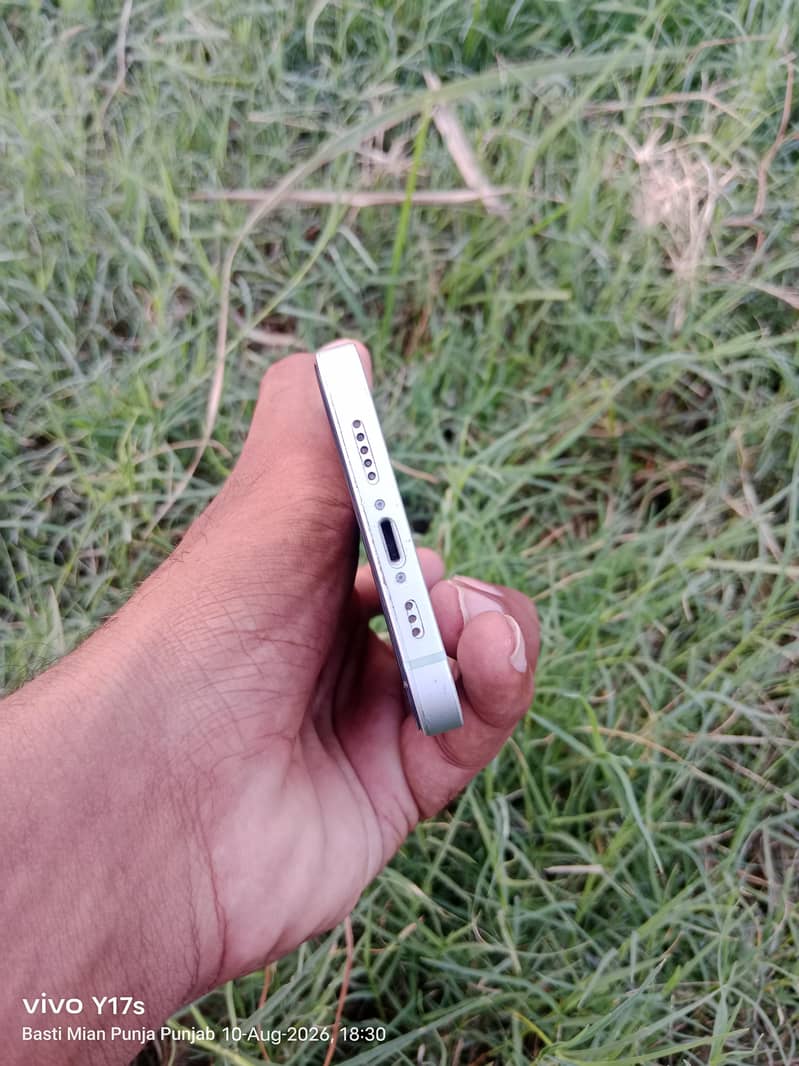 Apple iPhone 12 6
