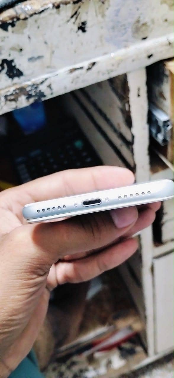 Apple iPhone 8 6
