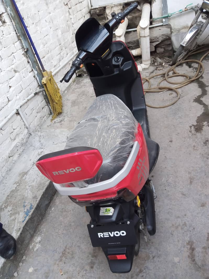 REVOO 4