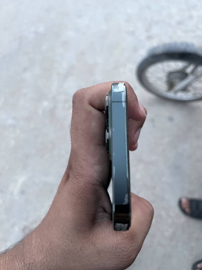 Apple iPhone 13 Pro Max 2