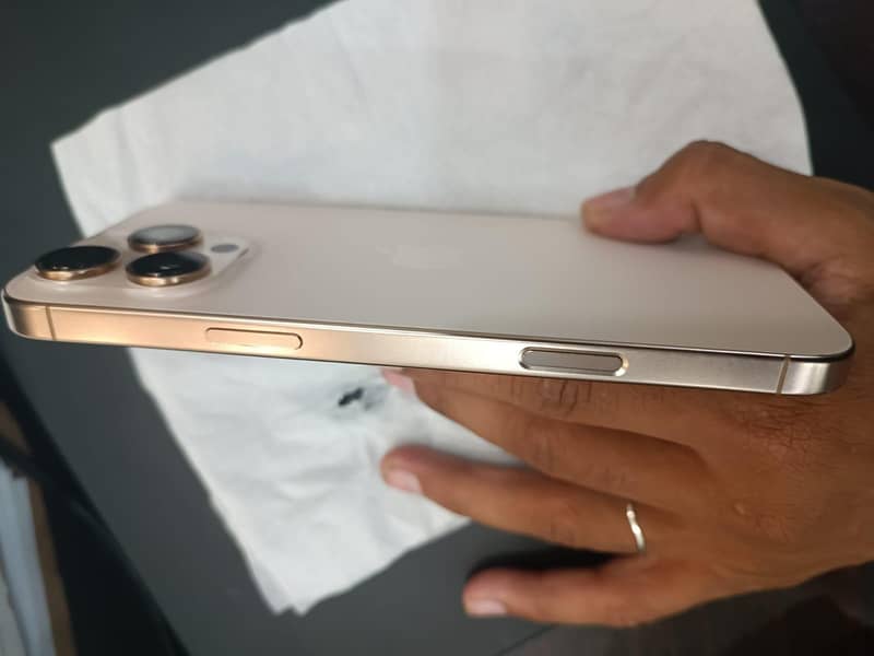 Apple iPhone 16 Pro Max 4