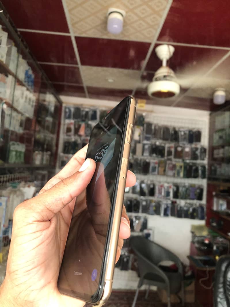 Apple iPhone XS Max 3