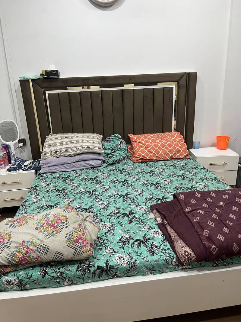 King Bed set with mirror 0