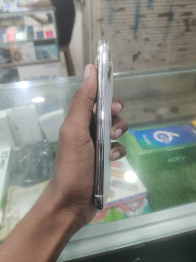 Apple iPhone 11 Pro 4