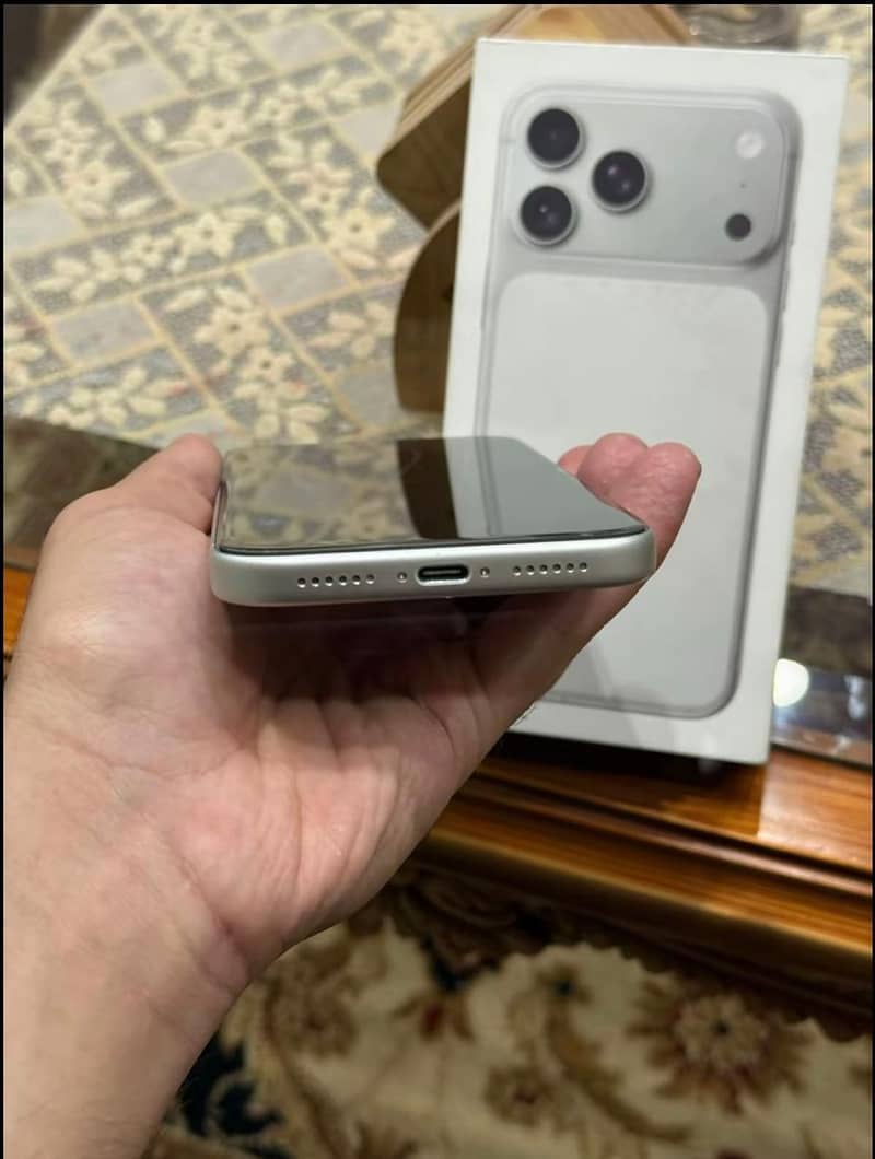 Apple iPhone 17 Pro Max 1