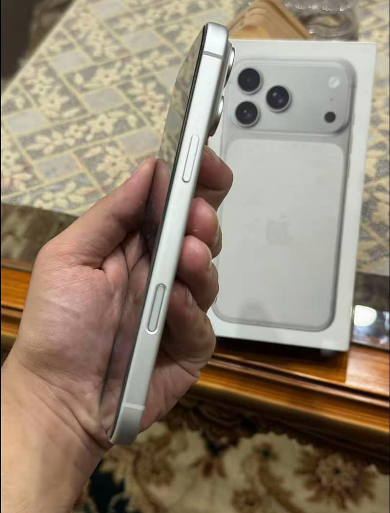 Apple iPhone 17 Pro Max 4