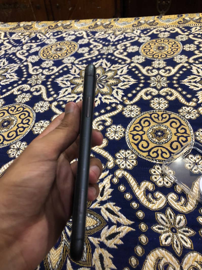 Apple iPhone 11 4