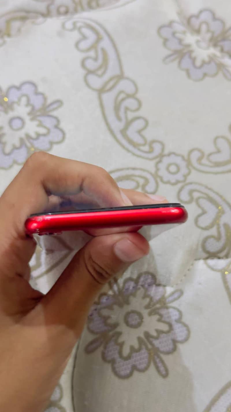 Apple iPhone 8 red 4