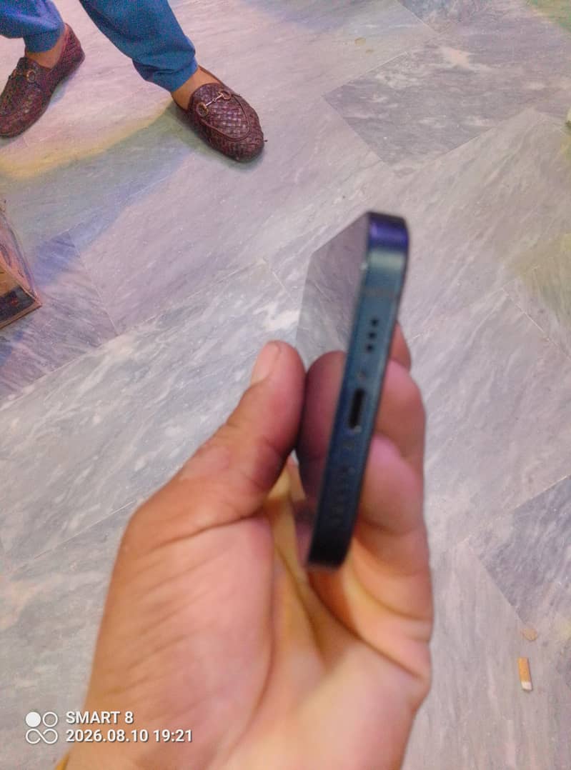Apple iPhone 12 4