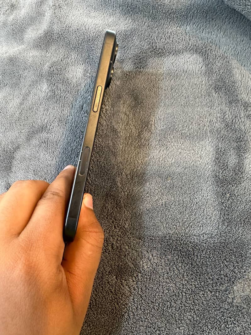 Apple iPhone 16 3
