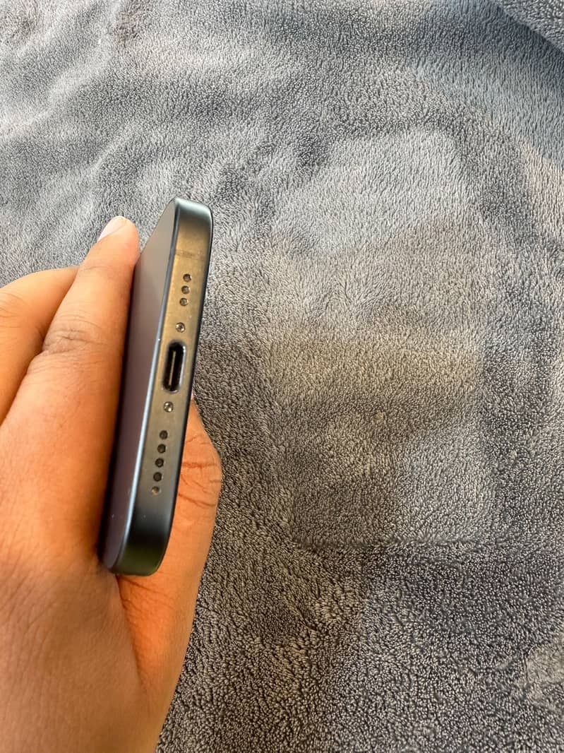 Apple iPhone 16 4