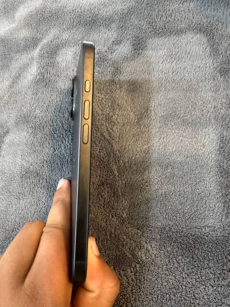 Apple iPhone 16 5