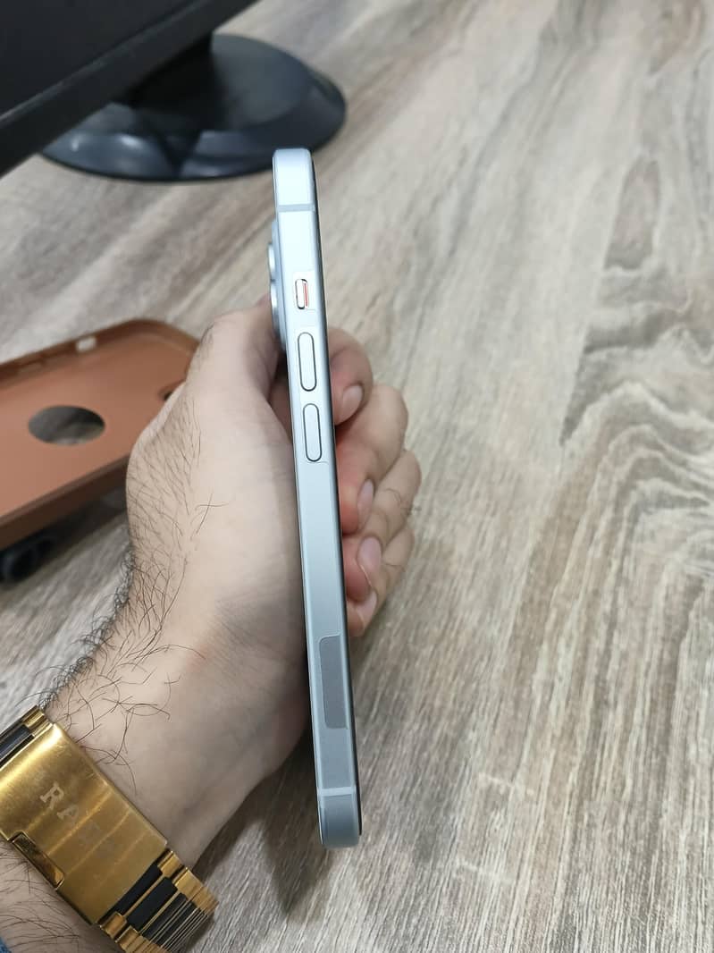 Apple iPhone 15 4