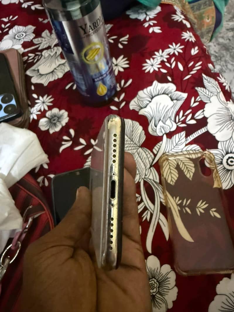 Apple iPhone X 4