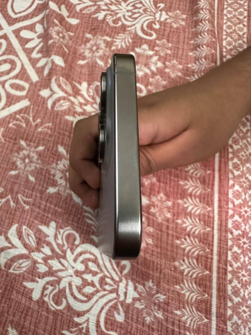 Apple iPhone 15 Pro Max 4