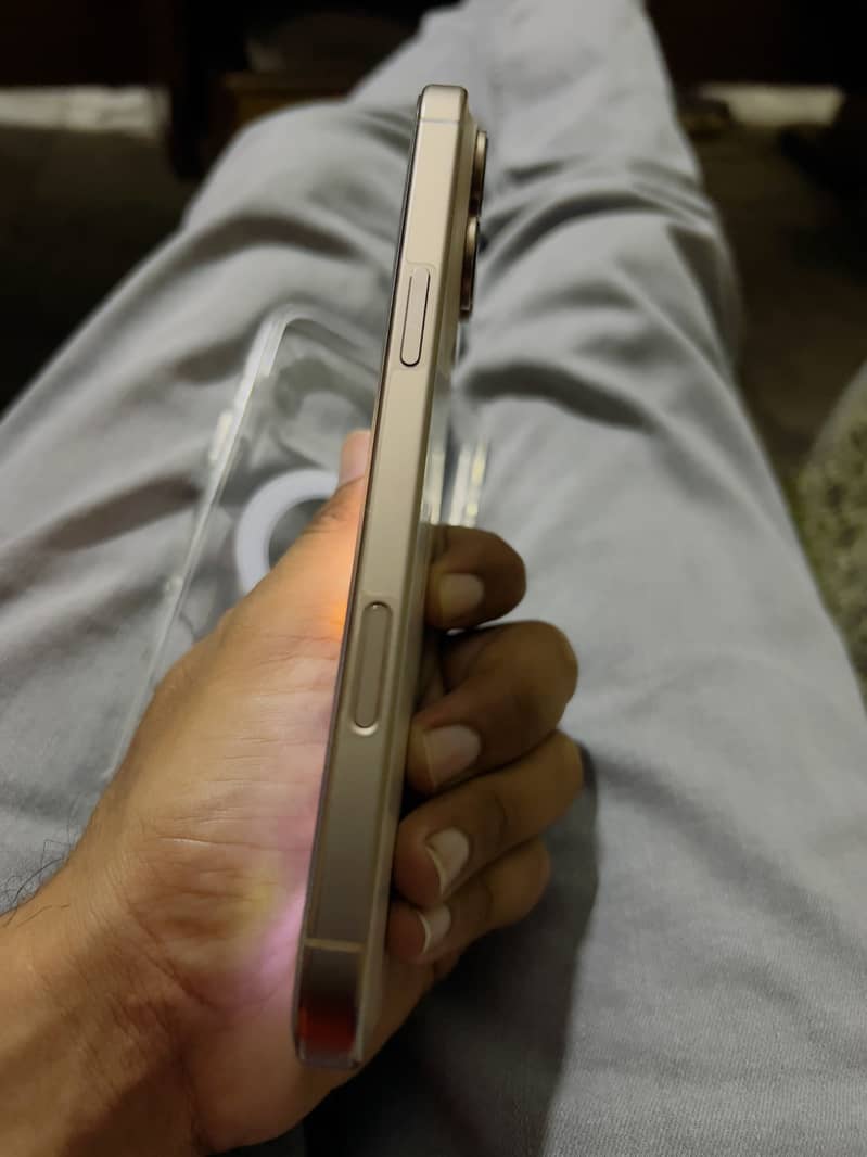 Apple iPhone 16 Pro Max 4