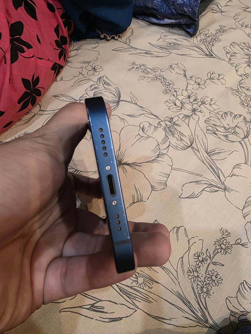 Apple iPhone 12 4