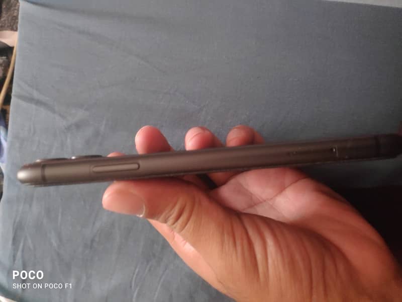 Apple iPhone 11 7