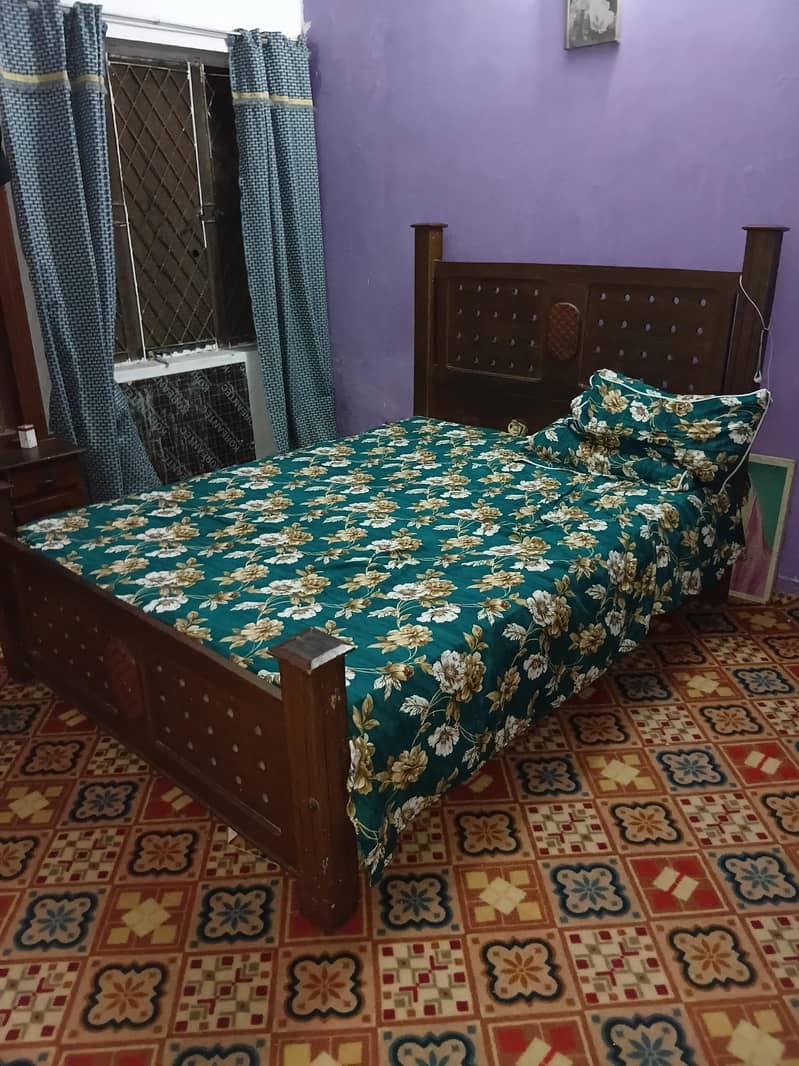 bed and make up table 0