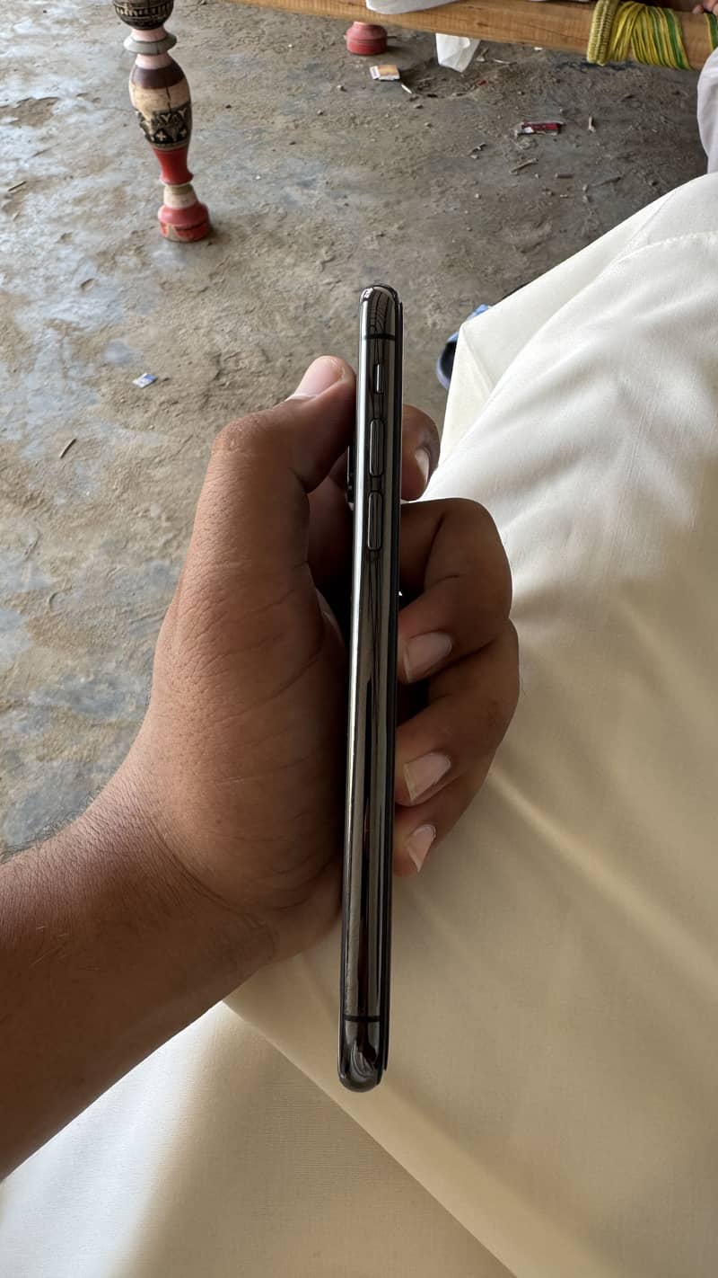 Apple iPhone X 4