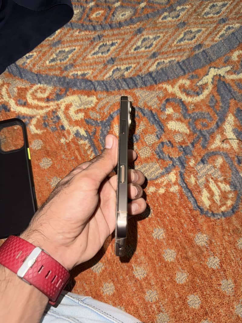 Apple iPhone 16 Pro Max 0