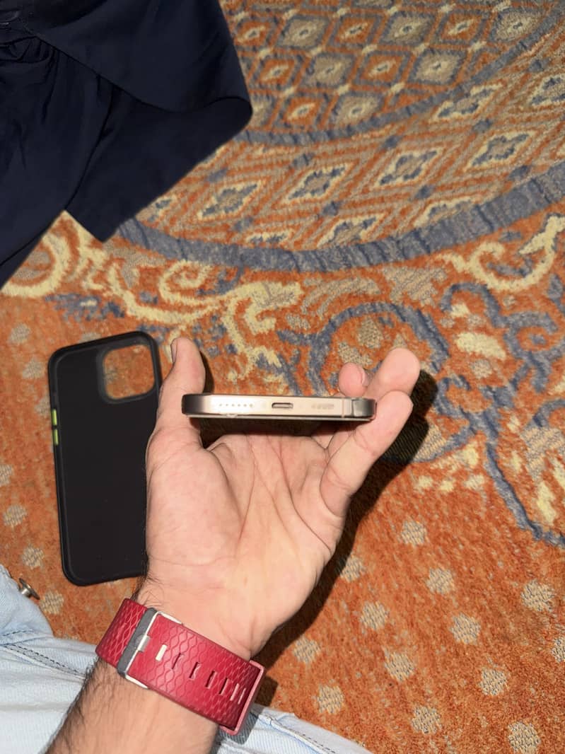 Apple iPhone 16 Pro Max 4